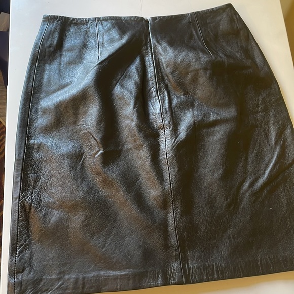 Alfani Black Lamb Leather Skirt. Size 6. Good pre-owned condition. - Picture 3 of 4